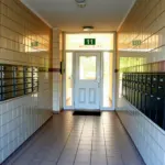Acheteur consultant un dossier de copropriété